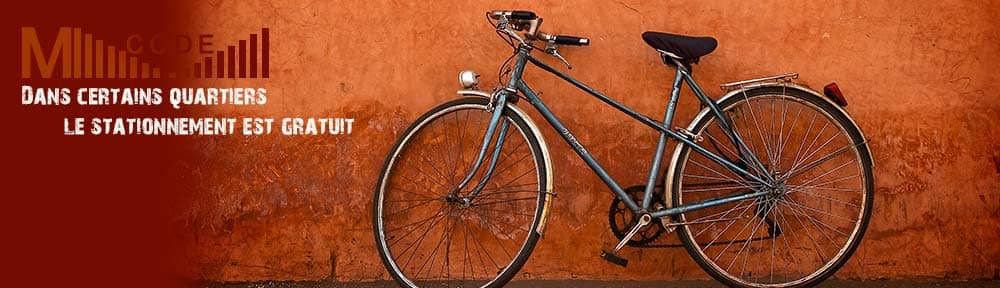 un vélo contre un mur de la Médina de Marrakech